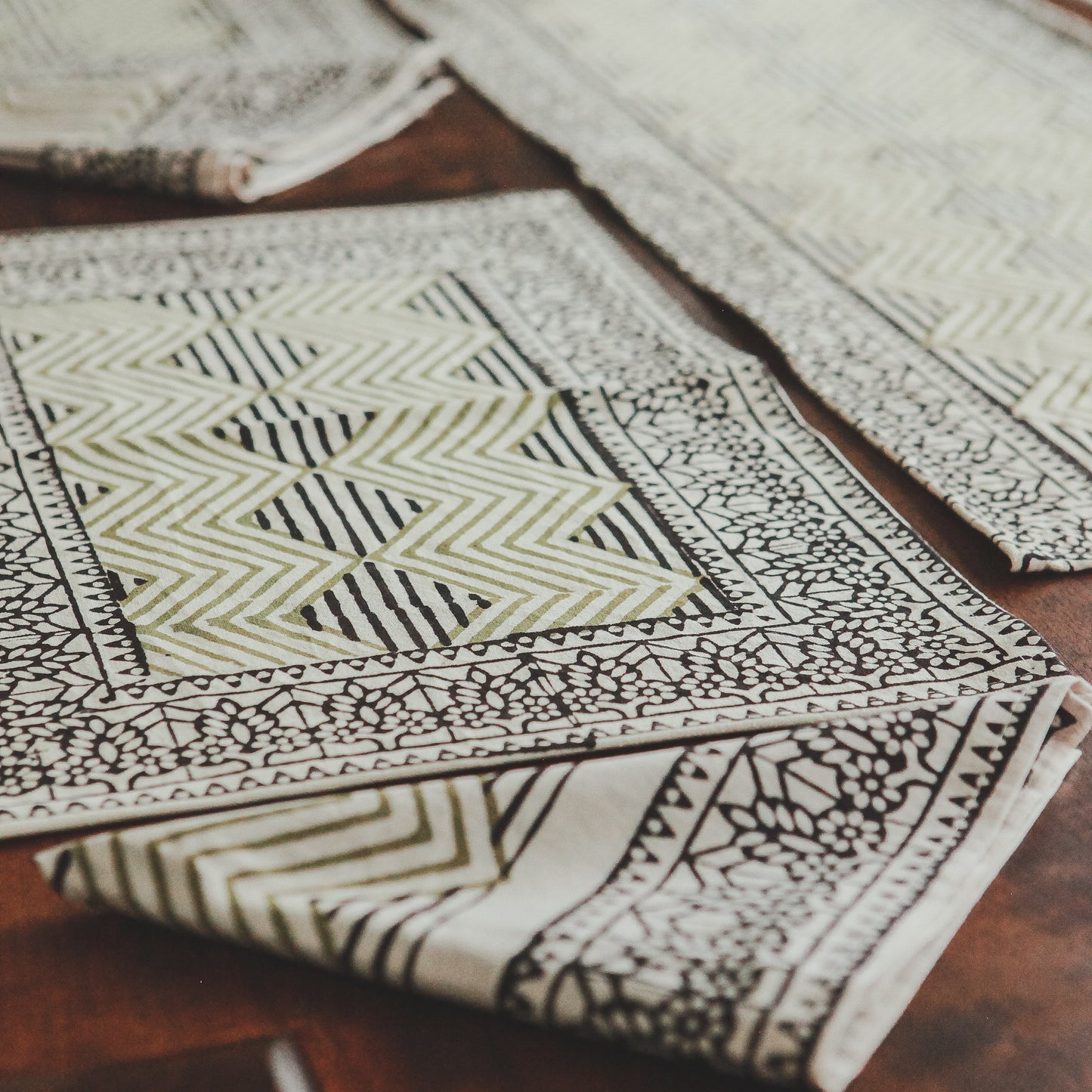 Zig-Zag Table Set in 3 Colors - Be Deva